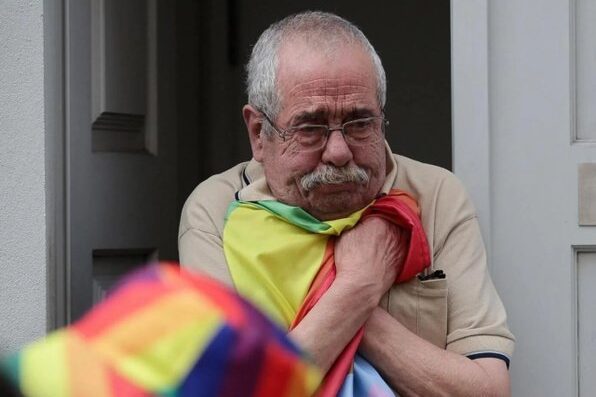 Dojemný okamih na Pride v Portugalsku: Dôchodca si svoju štátnu vlajku vymenil za tú dúhovú na znak spolupatričnosti