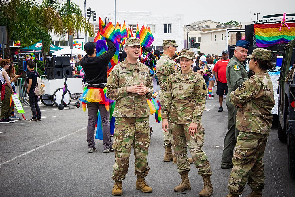 Britskí LGBT+ veteráni, ktorým bola v minulosti odopretá služba v armáde, dostanú vysoké odškodné