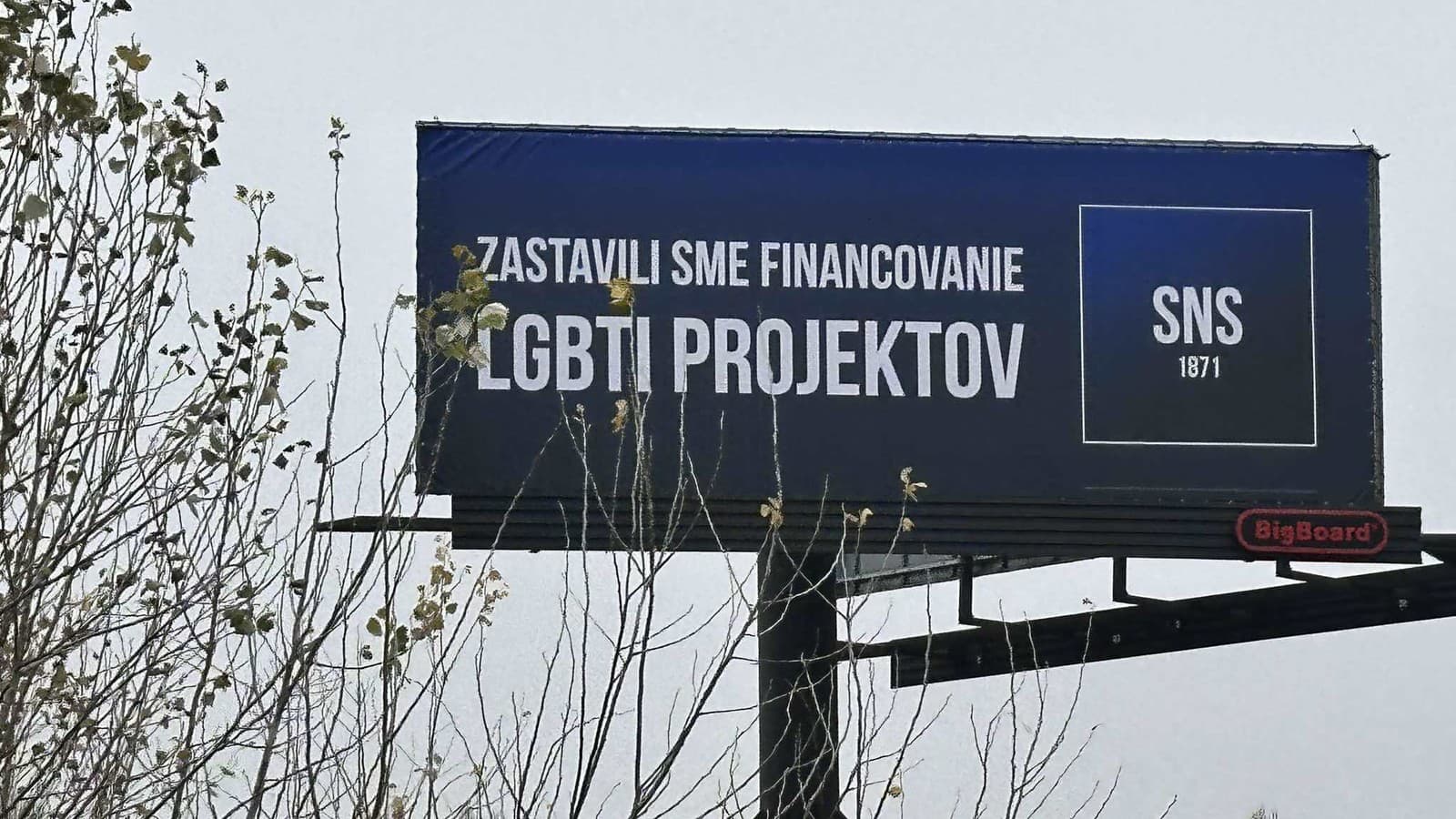 Kampaň proti LGBT+ komunite od SNS je podľa odborníkov neetická a môže vyvolať ďalšiu vlnu nenávisti