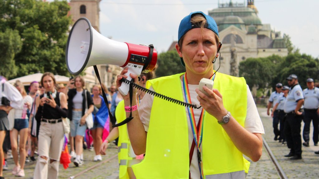„Práve teraz nie je čas miznúť z verejného priestoru“: Vero Moňok o tohtoročnom PRIDE Košice